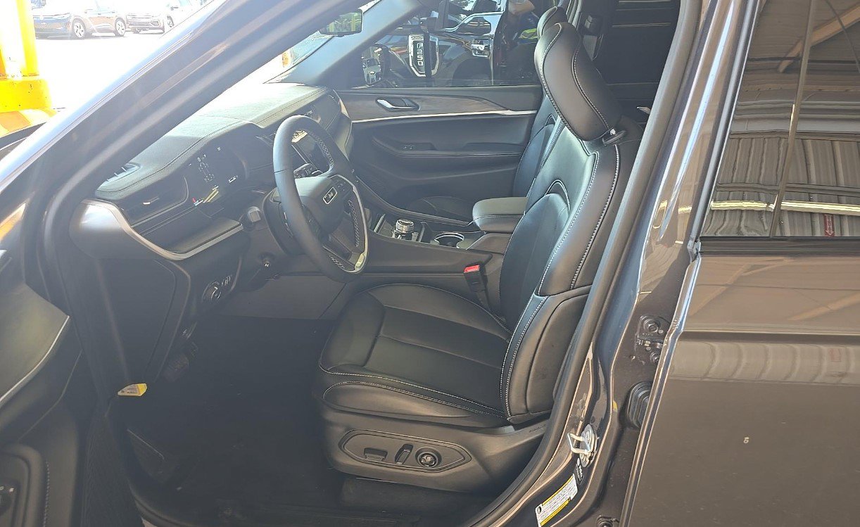Used 2025 Jeep Grand Cherokee L Limited w/ Luxury Tech Group II AWD/4WD image 7