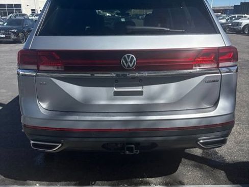 Used 2025 Volkswagen Atlas SE AWD/4WD image 4