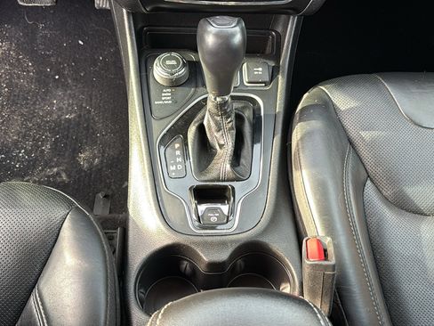 Used 2021 Jeep Cherokee Limited image 22