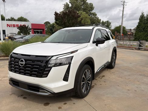 New 2026 Nissan Pathfinder Platinum FWD image 8