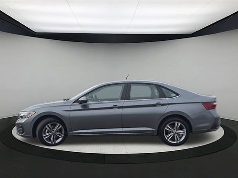 Used 2024 Volkswagen Jetta SE image 4