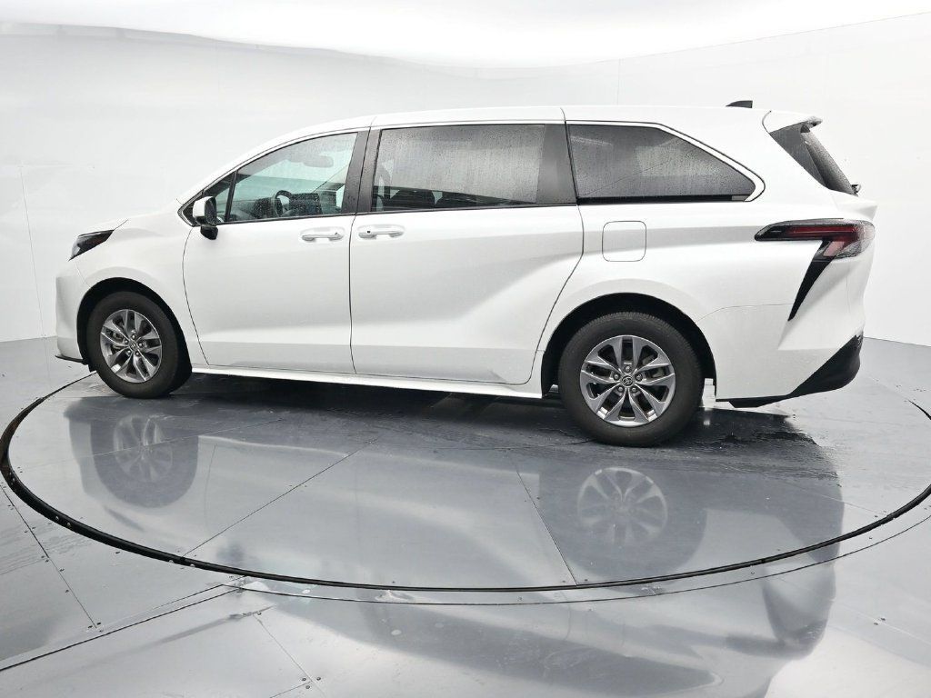 Used 2024 Toyota Sienna XLE FWD image 5