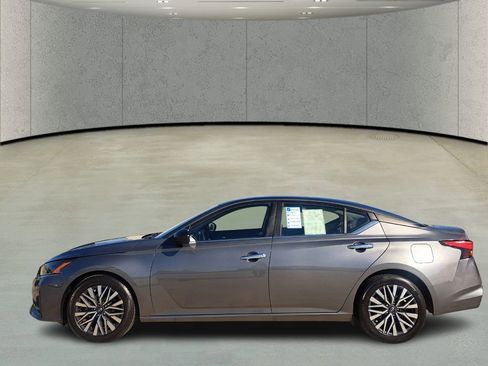 Used 2024 Nissan Altima 2.5 SV image 8