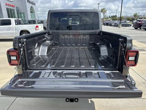 New 2026 Jeep Gladiator Rubicon w/ Steel Power Dome Hood Package AWD/4WD image 8