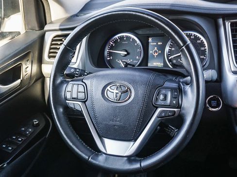 Used 2017 Toyota Highlander Limited image 17
