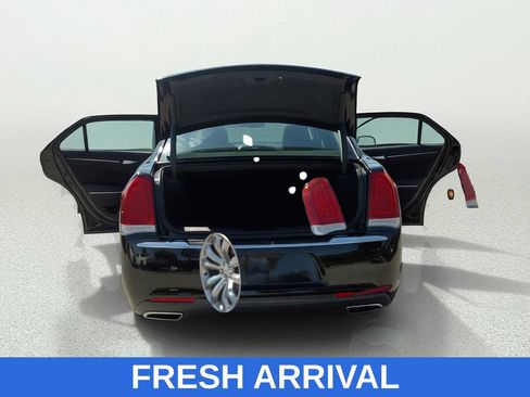 Used 2017 Chrysler 300 Limited w/ Value Package RWD image 13