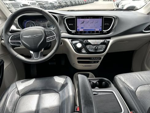 Certified 2022 Chrysler Pacifica Touring-L FWD image 10