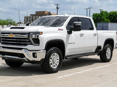 Used 2025 Chevrolet Silverado 2500 LTZ w/ LTZ Premium Package AWD/4WD image 6