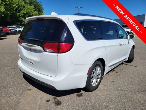 Used 2018 Chrysler Pacifica Touring-L Plus FWD image 3