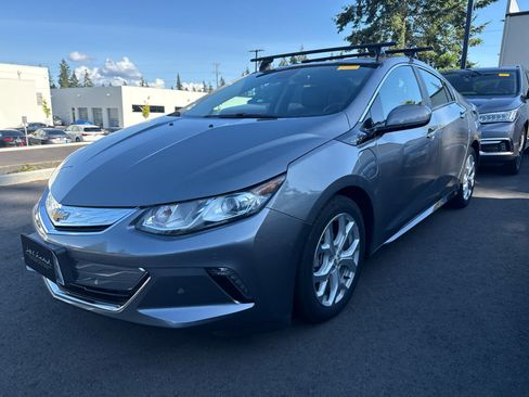 Used 2018 Chevrolet Volt Premier w/ Driver Confidence Package FWD image 3