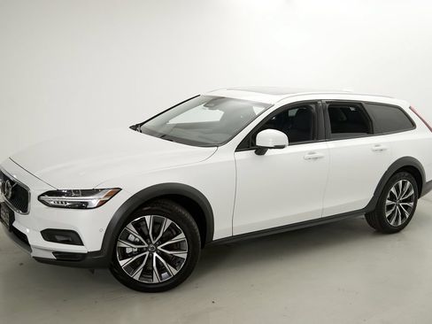 Certified 2025 Volvo V90 B6 Cross Country Plus AWD/4WD image 3
