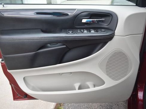 Used 2019 Dodge Grand Caravan SXT FWD image 17