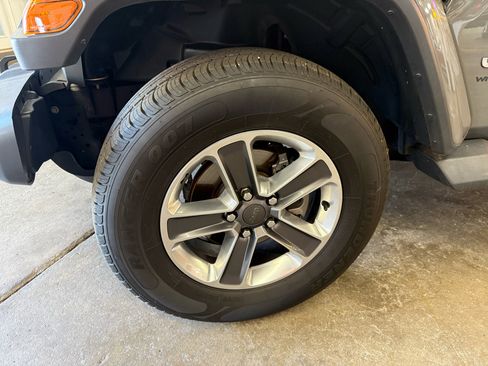 Used 2020 Jeep Wrangler Unlimited Sahara image 9