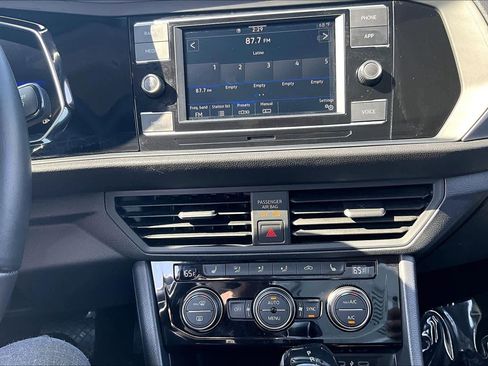 Used 2023 Volkswagen Jetta SE w/ Panoramic Sunroof Package image 36