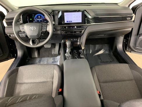 Used 2025 Toyota Camry LE image 33