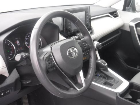 Used 2020 Toyota RAV4 XLE Premium image 14