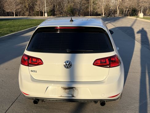 Used 2017 Volkswagen Golf S image 9