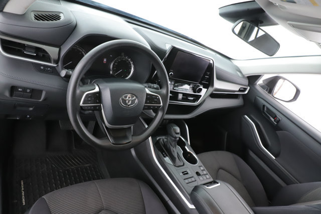 Used 2024 Toyota Highlander LE AWD/4WD image 17
