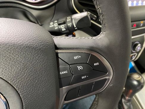 Used 2021 Jeep Cherokee Latitude Plus AWD/4WD image 18