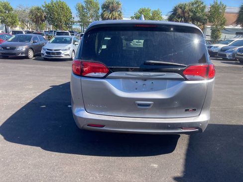 Used 2017 Chrysler Pacifica LX image 4