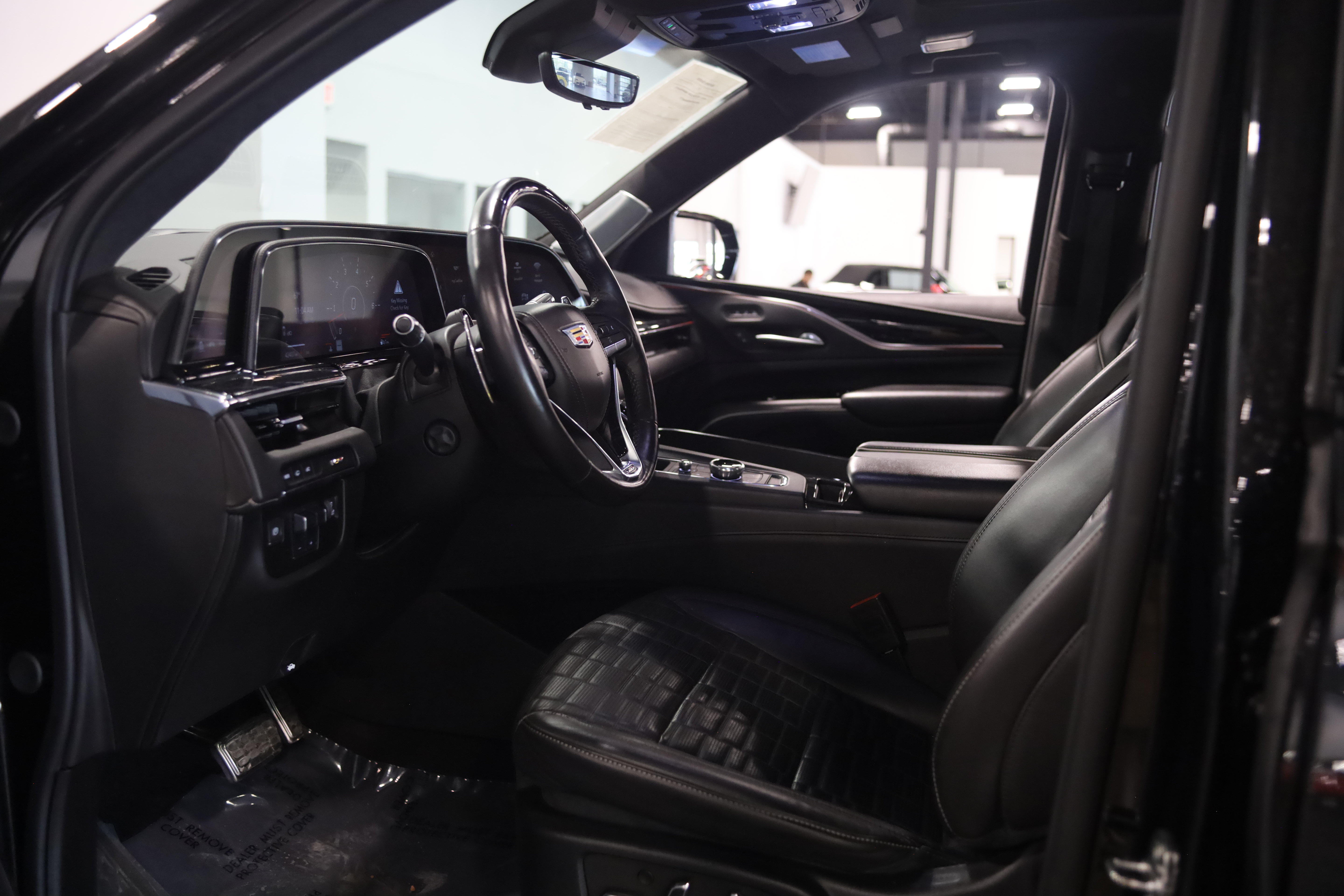 Used 2024 Cadillac Escalade ESV V AWD/4WD image 17