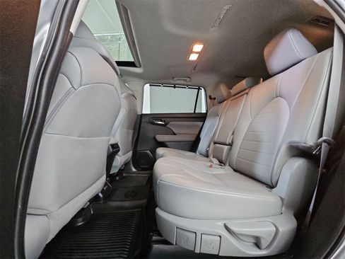 Used 2022 Toyota Highlander XLE image 20