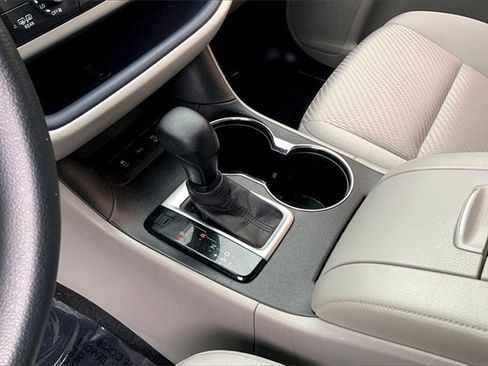 Used 2014 Toyota Highlander LE image 12