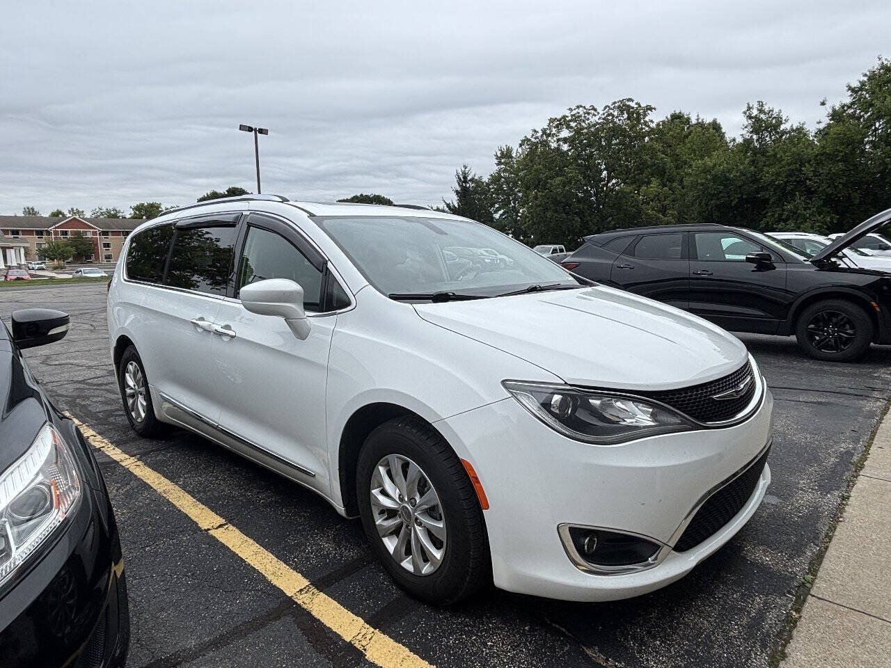 Used 2018 Chrysler Pacifica Touring-L Plus FWD image 2