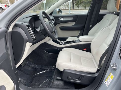 Used 2024 Volvo XC40 B5 Plus image 10