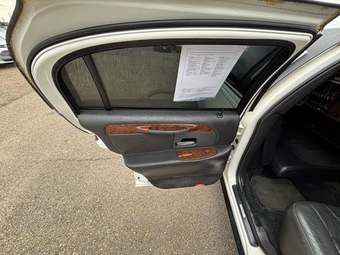 Used 2001 Lincoln Town Car Executive image 19