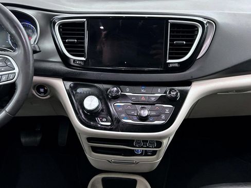 Certified 2022 Chrysler Pacifica Touring-L FWD image 12