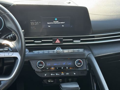 Used 2024 Hyundai Elantra Limited image 18