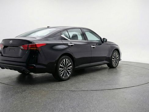 Used 2025 Nissan Altima 2.5 SV FWD image 7
