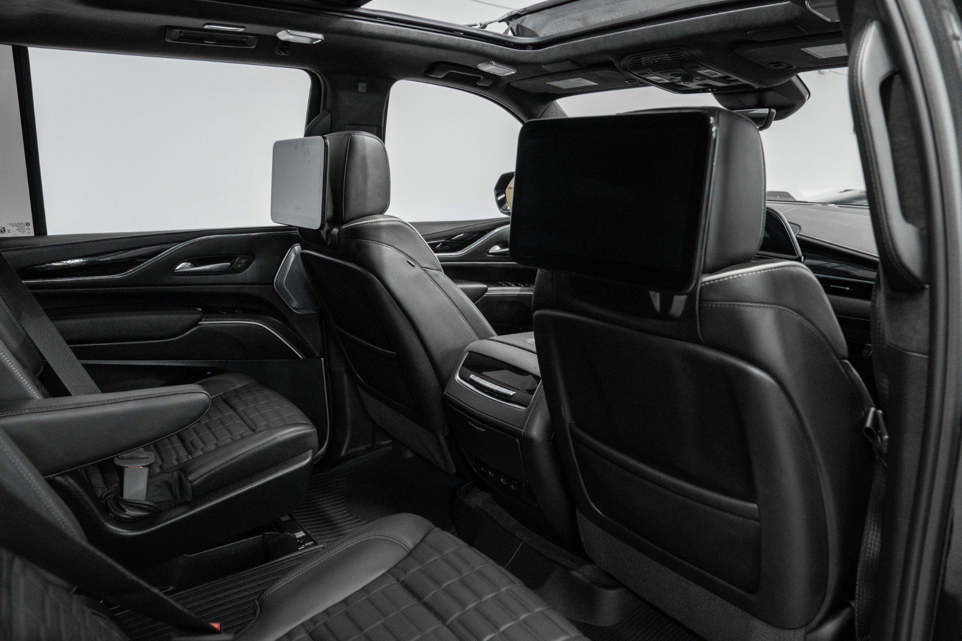 Used 2024 Cadillac Escalade ESV V w/ LPO, Floor Liner Package AWD/4WD image 31
