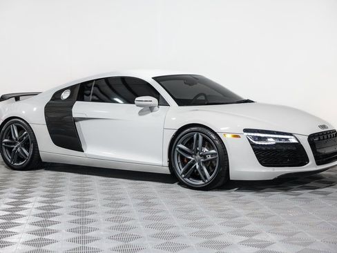 Used 2015 Audi R8 V8 w/ Extended Leather Package image 4