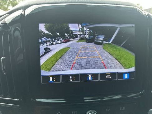 Used 2022 Chevrolet Traverse LT FWD image 24