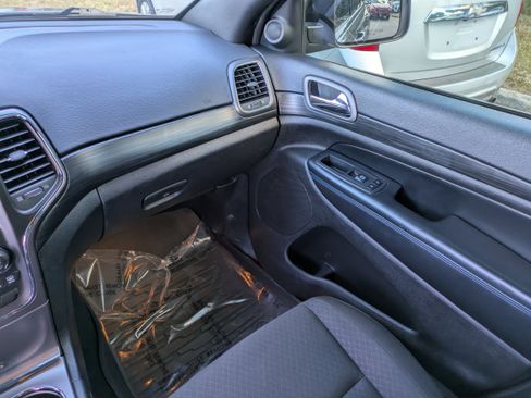 Used 2019 Jeep Grand Cherokee Laredo image 19