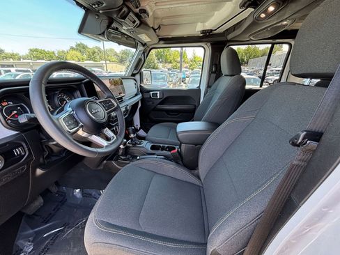 Used 2025 Jeep Wrangler Unlimited Sahara AWD/4WD image 27