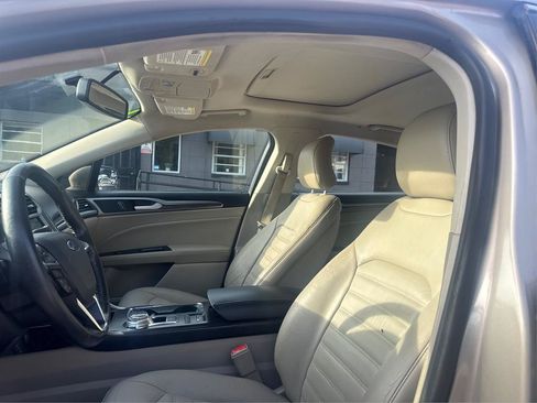 Used 2017 Ford Fusion SE w/ Fusion SE Technology Package FWD image 9
