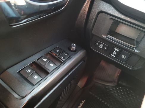 Used 2019 Toyota Tacoma TRD Sport AWD/4WD image 12