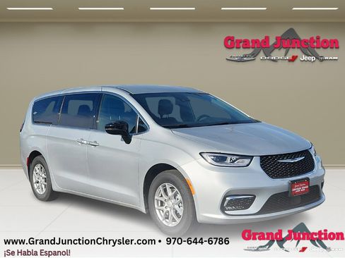 New 2026 Chrysler Pacifica Select image 1