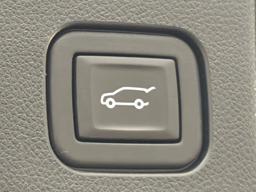 Used 2024 Chevrolet Equinox EV RS FWD image 31