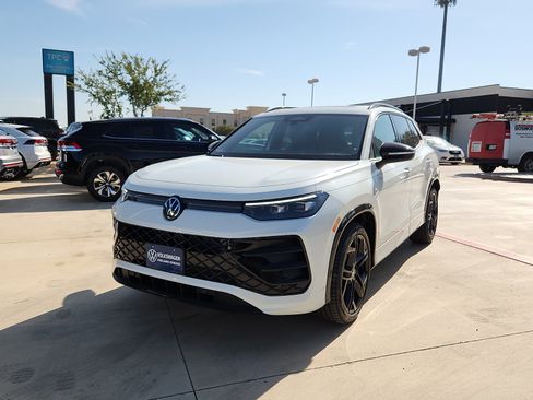 New 2026 Volkswagen Tiguan SE R-Line FWD image 2