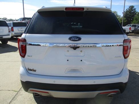 Used 2017 Ford Explorer XLT w/ Equipment Group 201A image 5