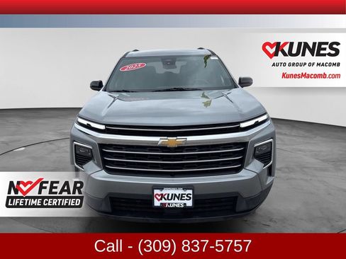 Used 2025 Chevrolet Traverse LT AWD/4WD image 2