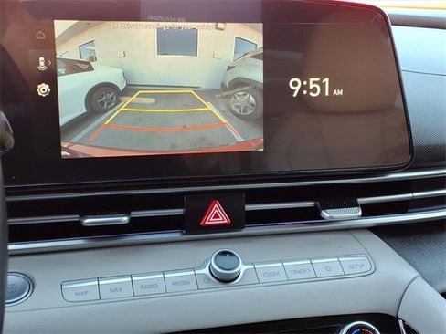 Certified 2025 Hyundai Elantra Limited image 18