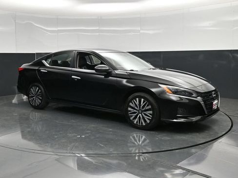 Used 2024 Nissan Altima 2.5 SV AWD/4WD image 4