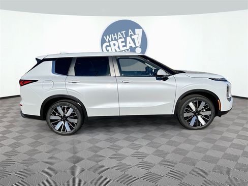 New 2025 Mitsubishi Outlander SE image 8