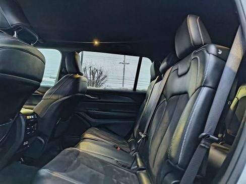 Used 2024 Jeep Grand Cherokee L Laredo image 24