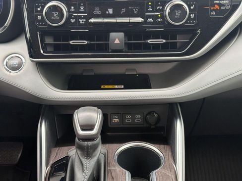 Used 2023 Toyota Highlander Platinum FWD image 27